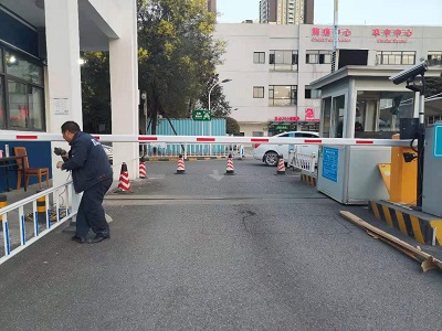 Qingbaijiang District Hospital lane changing gate pole